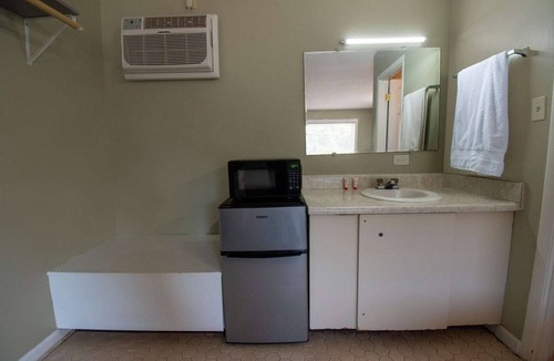 Calhoun Apartment | Calhoun GA|King Bed|Smoking