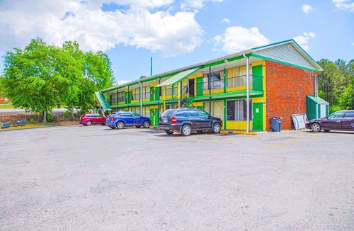 Calhoun Apartment | Calhoun GA|King Bed|Smoking