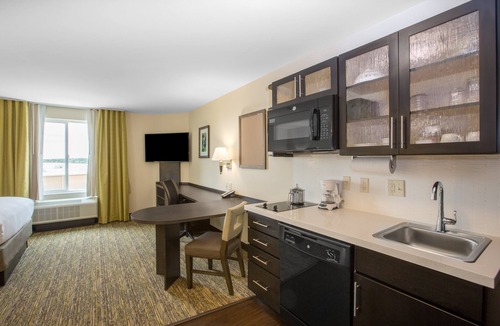 Millard Hotel | Candlewood Suites Omaha - Millard Area by IHG