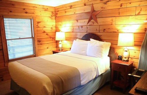 Gordonsville Cabin | Capacious Shenandoah Crossing, 2 Bedroom Resort Cabin