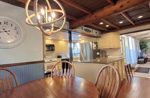 Villas House | Cape May/Walk to the Bay Beach/Pool/Hot Tub/2 Kings/Sleeps 14/DogsOK