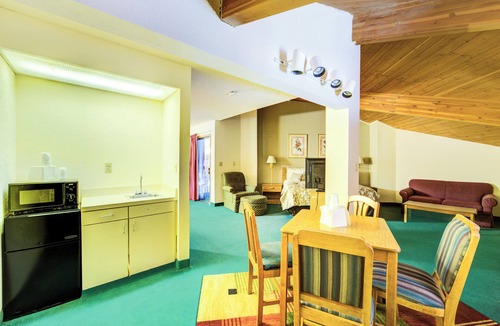 Mexico Hotel | Capital O Amerihost Inn and Suites Mexico Hwy 54 MO