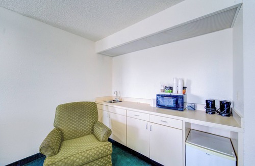 Mexico Hotel | Capital O Amerihost Inn and Suites Mexico Hwy 54 MO
