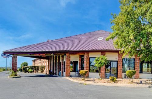 Mexico Hotel | Capital O Amerihost Inn and Suites Mexico Hwy 54 MO