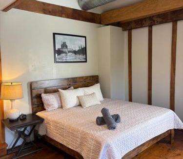 Bellevue House | Captain Potter’s Suite (Jacuzzi Tub)-Potter’s Mill