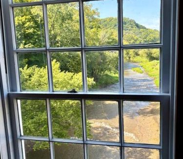 Bellevue House | Captain Potter’s Suite (Jacuzzi Tub)-Potter’s Mill
