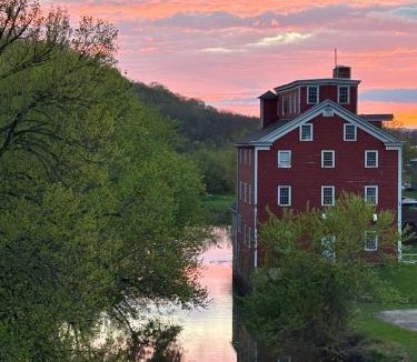 Bellevue House | Captain Potter’s Suite (Jacuzzi Tub)-Potter’s Mill