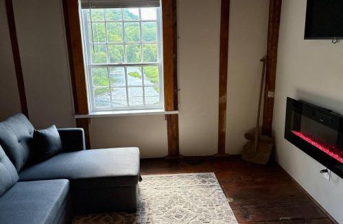 Bellevue House | Captain Potter’s Suite (Jacuzzi Tub)-Potter’s Mill