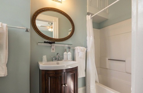 Edenton Bed & Breakfast | Captain’s Quarters Inn Downtown Edenton King Bed 2nd Floor