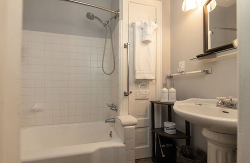 Edenton Bed & Breakfast | Captain’s Quarters Inn Downtown Edenton Queen Bed 2nd Floor
