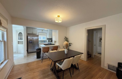 College Hill House | Captivating Rose Cottage-3 King Beds-College Hill