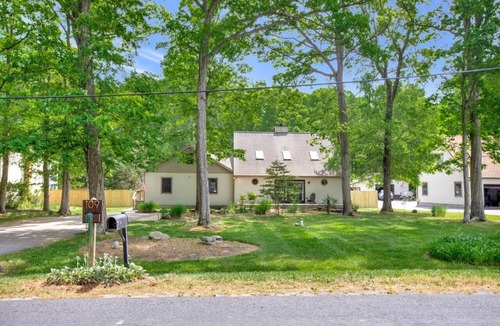 Stevensville House | Caribbean HEATED POOL Home near Matapeake Beach!