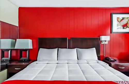 Ridgeland Hotel | Carpeted Room w/Flat-Screen TV + Microwave for Relaxing Stay
