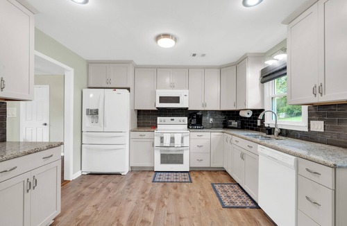 Cartersville House | Cartersville Colonial Family-Friendly Retreat with Spacious Yard