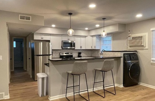 Joslyn Castle Apartment | Cathedral 7-New & Modern near UNMC