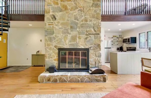Harbeson Cabin | Cecelia's Retreat - 3-bedroom mid century secluded lewes beach cabin