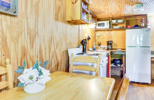 Davis Apartment | 'Cedar Falls Cabin 3' Next to Turner Falls Park