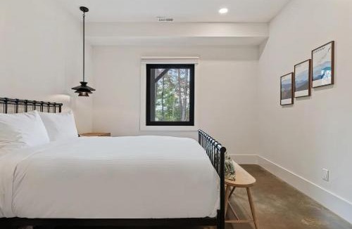 Brevard House | Cedar Mountain - Mountain Views, Hot Tub & Fire Pit