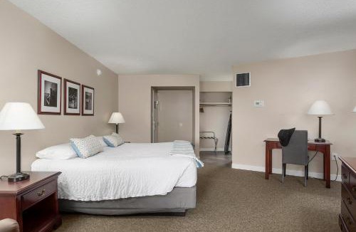 North East House | Center Parlor Room at Sandy Cove Unit
