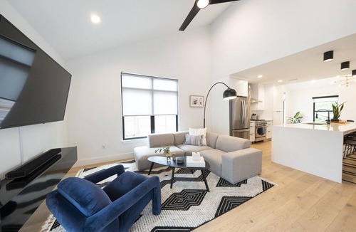Hyde Park House | Central Austin Bungalow w/ Hot Tub & Detached Studio