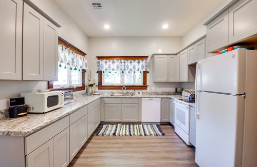 Chanute House | Central Chanute Historic Home w/Porch!
