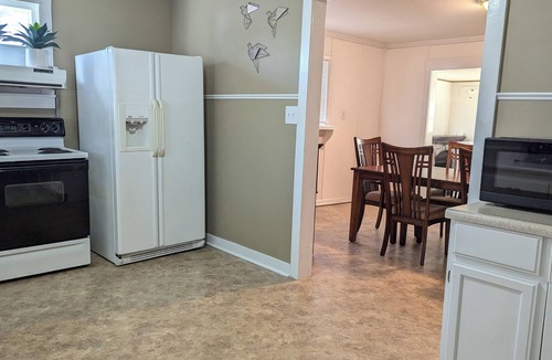 Kirksville House | Central City Escape : 2 Bedroom/Large Yard/Trailer Parking