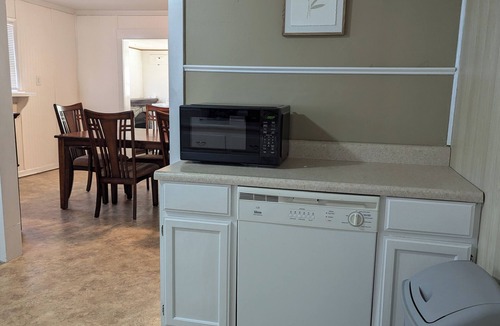 Kirksville House | Central City Escape : 2 Bedroom/Large Yard/Trailer Parking