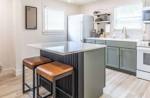 Lincoln Apartment | Central Lincoln Quiet 1BR. Fireplace, 31+Day Stays