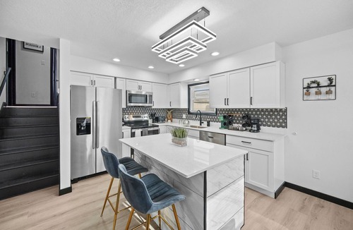 Urbandale House | Central Location Four Bedrooms Modern Open Layout Game Room