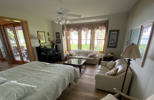 Hutchinson House | Central MN 4romantic ensuites jacuzzi beach sunset views pontoon handicap acc.