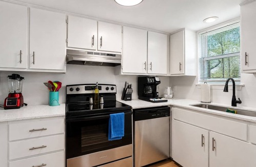 Hancock Apartment | Central modern 2BR close to UT, Moody Center, & DT