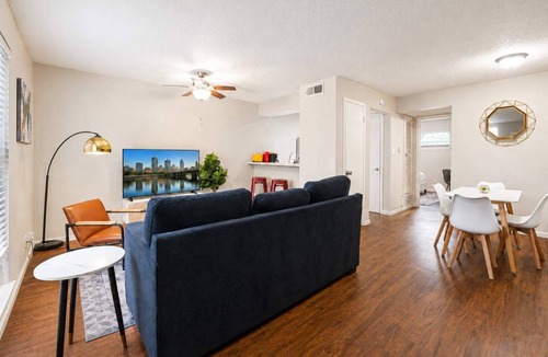 Cherrywood Apartment | Central quaint 1BR close to UT, Moody Center, & DT