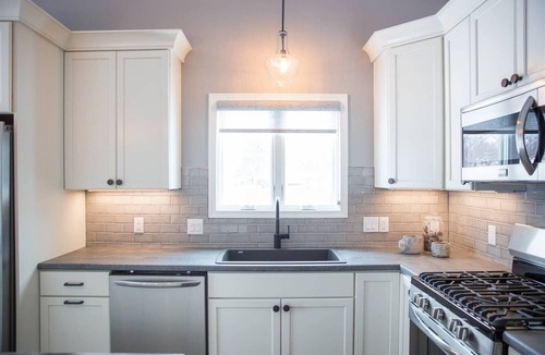 Janesville House | Centrally Located 2BR 2BA Home - Garage Parking & Fully Equipped Kitchen/Laundry