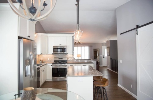 Janesville House | Centrally Located 2BR 2BA Home - Garage Parking & Fully Equipped Kitchen/Laundry