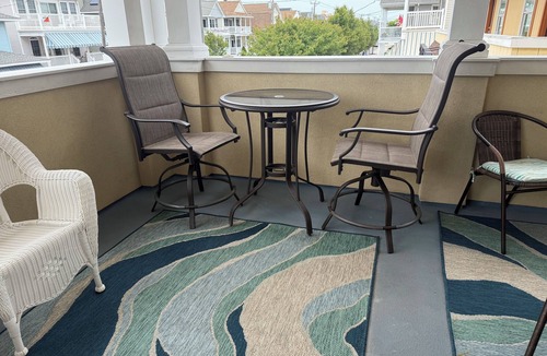 Gold Coast Condo | CENTRALLY LOCATED, 4BR/3BA, SLP 10, HANDICAP ACCESSIBLE, STEPS TO BEACH