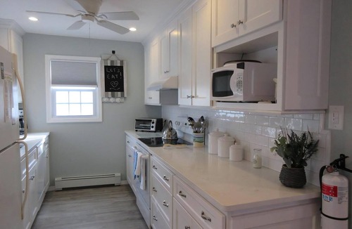 Surf City House | Centrally located cape cod close to the bay and beach in Surf City