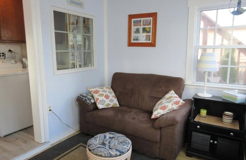 Surf City House | Centrally located cape cod close to the bay and beach in Surf City