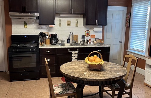 Davenport Apartment | Centrally located, completely remodeled Full Apt unit