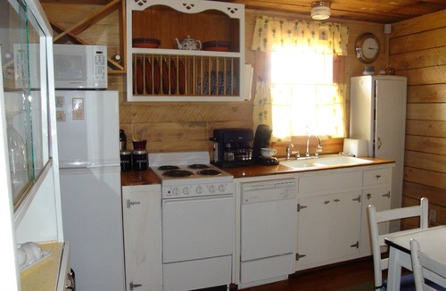 Bynum House | Century old log cabin on 62 acre estate