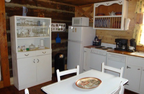 Bynum House | Century old log cabin on 62 acre estate