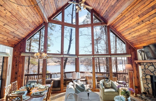 Crane Hill House | Chalet on Smith Lake - perfect lakeside retreat!