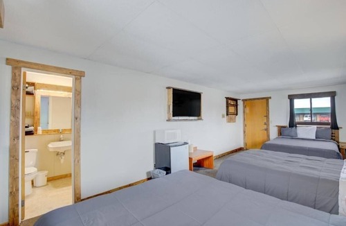 Chamberlain Hotel | Chamberlain Room w/Free Parking for Relaxed Road Trips | Pet-Friendly Stay