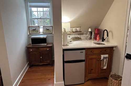 Warrenton Apartment | Charming 1-bedroom apartment in Old Town Warrenton, walkable to Main Street