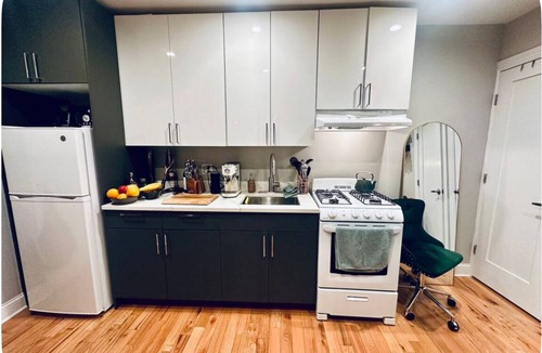 Greenpoint Apartment | Charming 1-bedroom apartment in vibrant Brooklyn