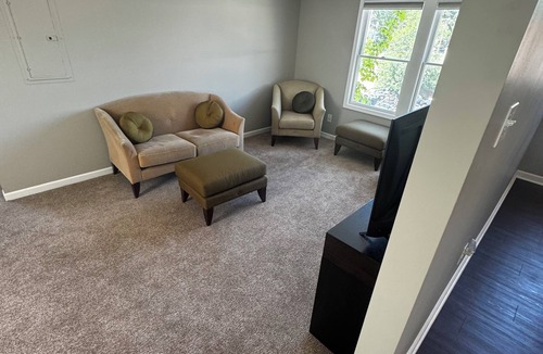 Dahlman Apartment | Charming 1-bedroom apartment downtown Omaha. Perfect for CWS or visiting Zoo