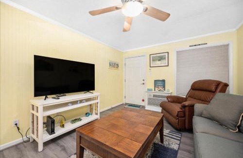 Caine Woods House | Charming 1 Bedroom Condo with Outdoor Pool!