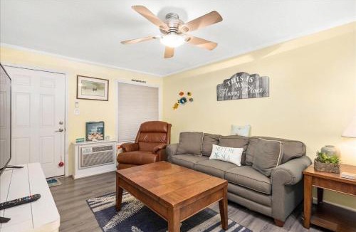 Caine Woods House | Charming 1 Bedroom Condo with Outdoor Pool!