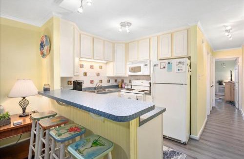 Caine Woods House | Charming 1 Bedroom Condo with Outdoor Pool!