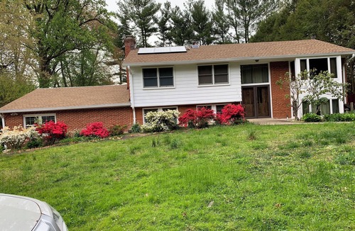 Oakton House | Charming 1-bedroom house in fabulous Fairfax with WiFi, AC, fitness room
