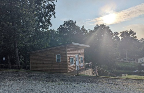 Titus Cabin | Charming 1-bedroom Log Cabin on Lake Jordan with water front, large deck ,AC,